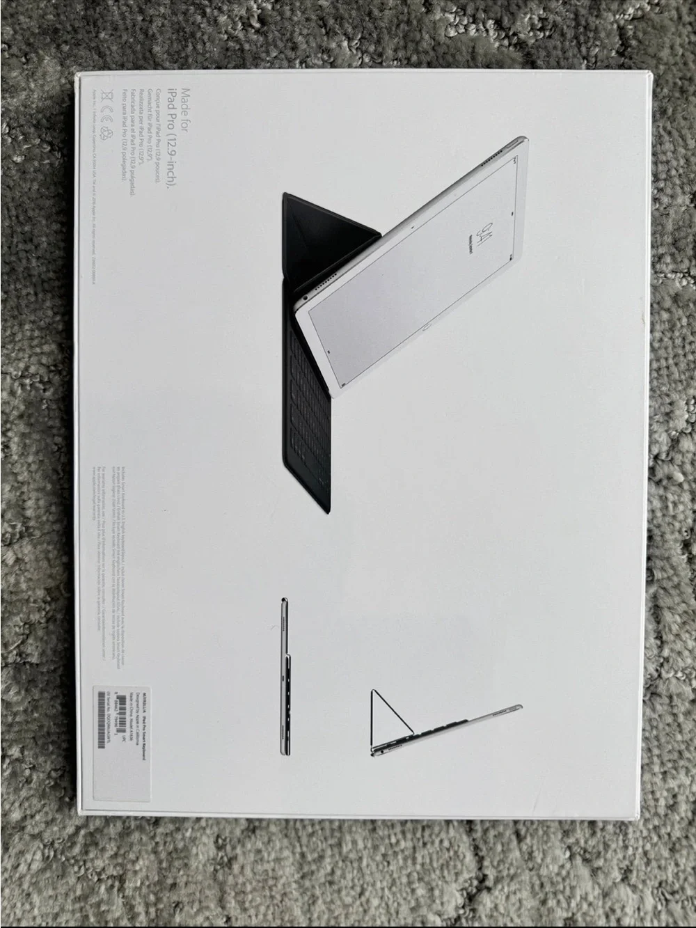 Apple iPad with Smart Keyboard - White Front / Dark Gray Keyboard